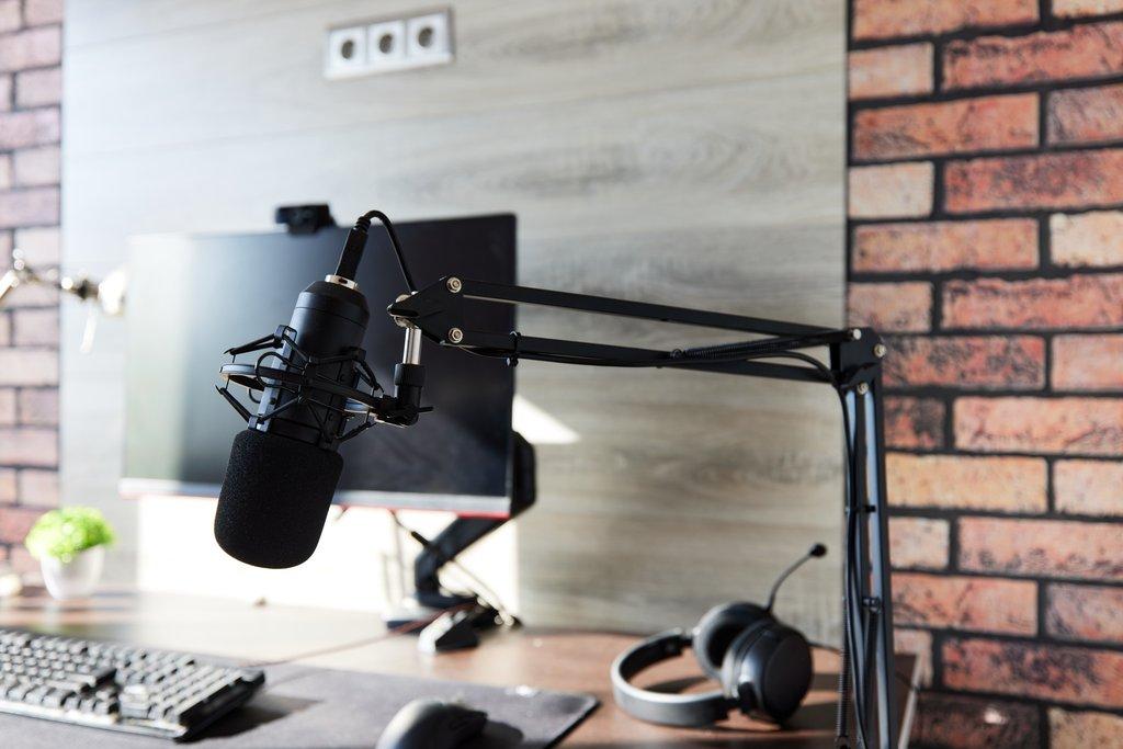  Radio #32: Một Khoảnh Khắc Nhỏ, Hậu Quả Lớn – Ranh Giới Mỏng Manh Giữa "Chia Sẻ" Và "Vi Phạm"